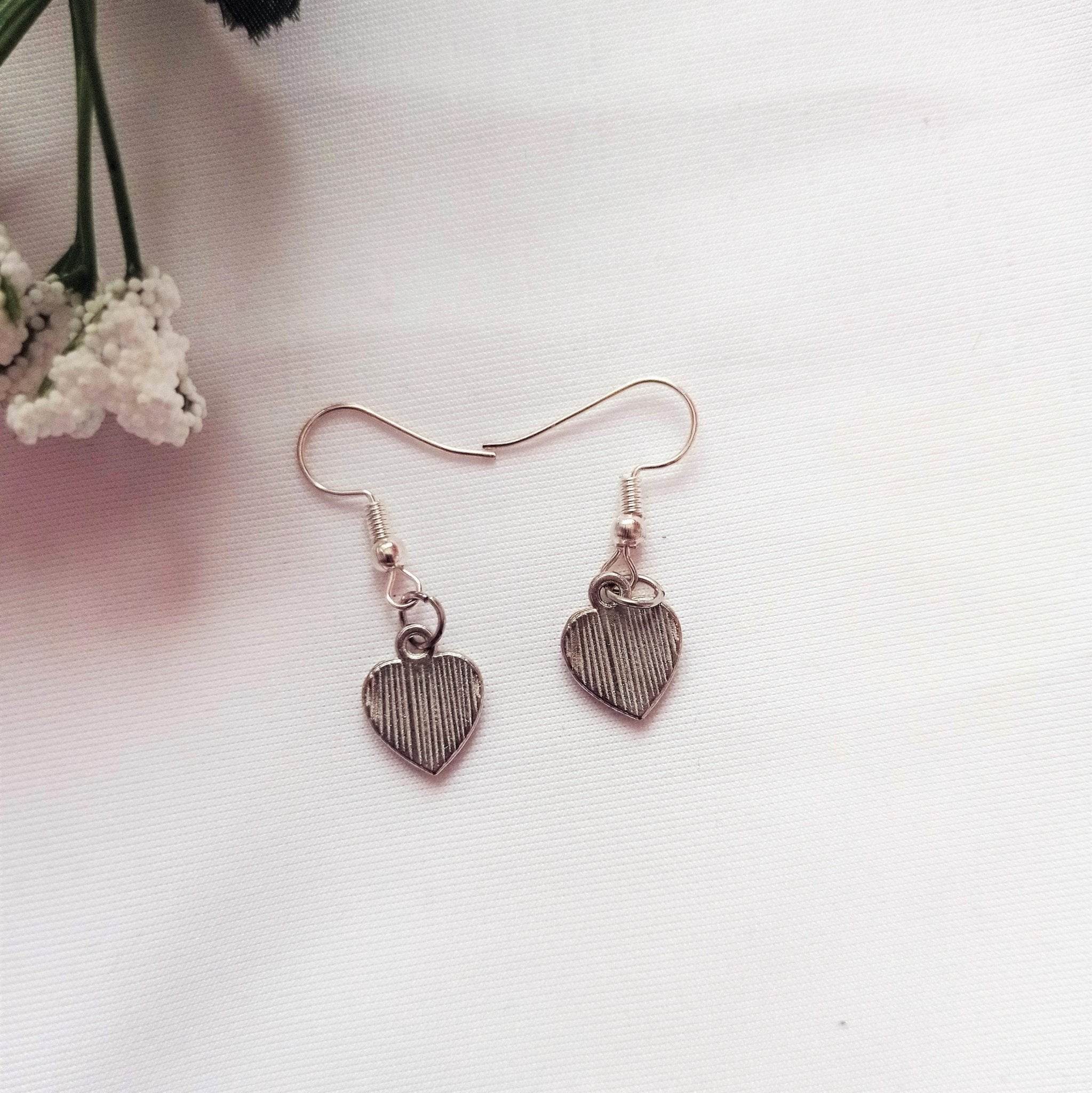 Classic Red Hearts Earrings, Playing Cards inspired Queen of Hearts | by lovedbynlanla - Cityz Atelier lumiere